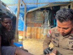Peduli Kesehatan, Personel Ops Damai Cartenz 2025 Berikan Pengobatan kepada Anak yang Terluka di Intan Jaya