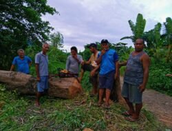 Ajri Manuel Mengajak Warga pesisir Pantai Dodik Dalam Kerja Bakti Bersama