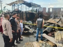 Kapolsek Idi Rayeuk dan Anggota Bantu Padamkan Api Yang Membakar Enam Kios di Keude Aceh