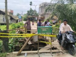 Membahayakan Pengguna Jalan, Anggota Polsek Ranto Peureulak Pasang Garis Polisi di Jembatan Yang Rusak