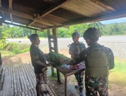 Dukung Ekonomi Lokal, Satgas Yonif 144/JY Belanja Hasil Bumi dari Warga Kampung