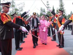 Pedang Pora Mengiringi Langkah Awal Kapolres Baru Memasuki Mapolres