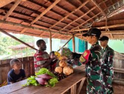 Perkuat Interaksi Sosial, Satgas Yonif 144/Jaya Yudha Barter Hasil Pertanian dengan Masyarakat Perbatasan