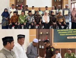 Kajari Bireuen Serahkan Sertifikat Tanah Wakaf