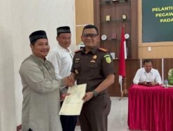 Kejari Bireuen Serahkan Sertifikat Tanah Wakaf