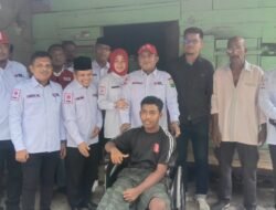 Ketua PMI Bireuen Edi Obama beri bantuan kursi roda untuk warga teupok tunong