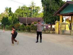 Pelayanan Prima Kepada Masyarakat, Anggota Polsek Idi Tunong Bantu Anak Sekolah Menyebrang Jalan