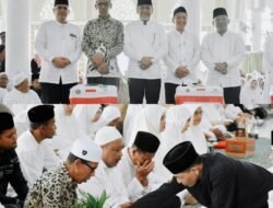 Jemaah Haji Bireuen di Peusijuk ( tepung tawar ) di Mesjid Sultan Jeumpa