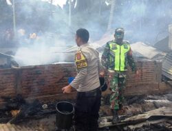 Bhabinkamtibmas Polsek Peudawa Bersama Babinsa Koramil 16/PDW Berjibaku Bantu Padamkan Kebakaran Rumah di Buket Kuta