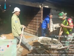 Babinsa Bantu Warga Cor Tiang Rumah di Aceh Tengah