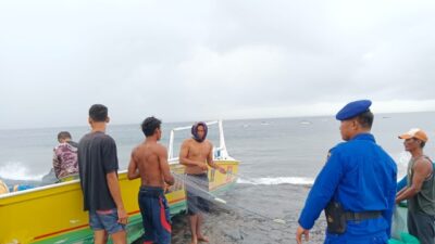 Menghadapi Cuaca Ekstrim Satuan Polairud Polres Karangasem Melalui Patroli Dialogis Ingatkan Nelayan Waspada Saat Melaut