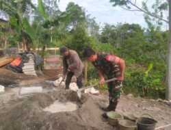 Babinsa Koramil Jagong Terjun Langsung Bantu Warga Bangun Rumah di Aceh Tengah