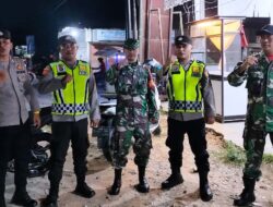Sinergitas Anggota Polsek dan Koramil Darul Aman Patroli Malam Sampaikan Pesan Kamtibmas Kepada Warga