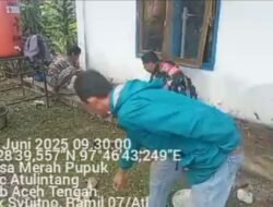 Babinsa Koramil 07/Atu Lintang Bantu Pemelasteran Kantor Desa Merah Pupuk, Aceh Tengah