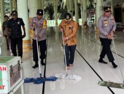 Kekompakan Kapolsek Bersama Camat Banda Alam Bersihkan Mesjid Baitul Rahim Sambut Idul Adha 1446 H