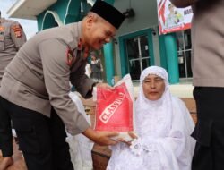 Kapolres Aceh Tengah Laksanakan Shalat Idul Adha dan Salurkan Bantuan Sosial untuk Warga