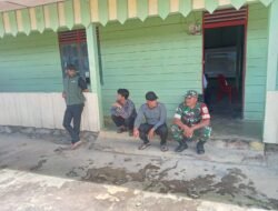 Babinsa Koramil 06/Jagong Jalin Komsos dengan Warga Bukit Sari Bahas Keamanan Desa