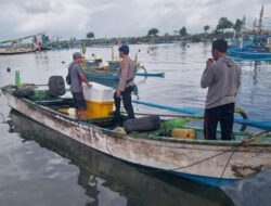 Personel Sat Polairud Polres Jembrana Sosialisasikan Call Center Polri 110, kepada Nelayan di Pantai Pengambengan