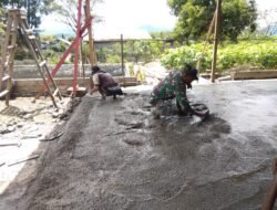 Babinsa Koramil 06/Jagong Bantu Pengecoran Lantai Rumah Warga di Telege Sari