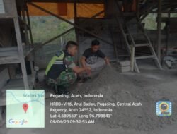 Babinsa Koramil Pegasing Bantu Warga Arul Badak Buat Batako