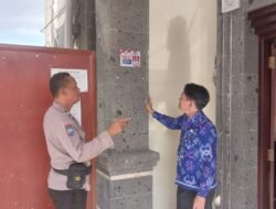 Bhabinkamtibmas Sosialisasikan Call Center Polri 110 Melalui Pemasangan Stiker, di Kelurahan Loloan Barat