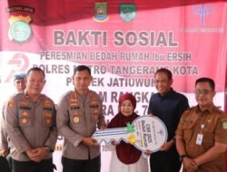 Bedah Rumah Jelang Hari Bhayangkara ke-79, Kapolres Metro Tangerang Kota, Serahkan Kunci Rumah Warga di Jatiuwung