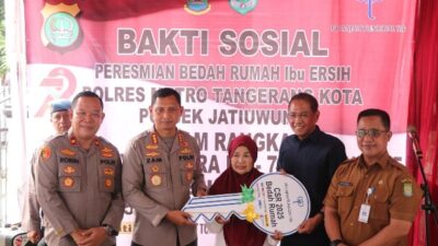 Bedah Rumah Jelang Hari Bhayangkara ke-79, Kapolres Metro Tangerang Kota, Serahkan Kunci Rumah Warga di Jatiuwung