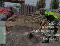 Babinsa dan Warga Gotong Royong Cetak Paving Blok di Desa Kelapa Akal