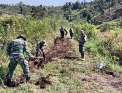 Babinsa dan Warga Perbaiki Jalan Perkebunan di Desa Berawang Dewal