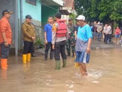 Polres Jombang Evakuasi Warga dan Bagikan Paket Sembako, untuk Warga Terdampak Banjir di Kademangan