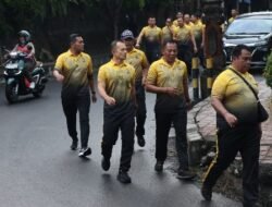 Jaga Stamina dan Kebugaran Personel, Kapolres Karangasem Pimpin Jalan Santai