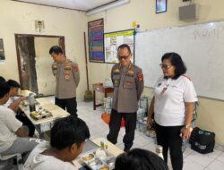 Irwasda dan Karo Log Polda Bali Cek Pendistribusian MBG, di SMP N 3 Denpasar