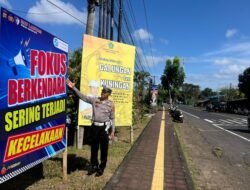 Tingkatkan Kesadaran Masyarakat Satlantas Polres Jembrana Pasang Baliho, di Titik Rawan Laka