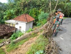 Babinsa koramil 0829-18/Kokop Lakukan Pemantauan Bencana Tanah Longsor di Desa Katol Timur