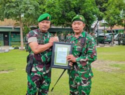 Kodim 0817/Gresik Gelar Upacara 17-an, Serka Muhadi Raih Penghargaan Prajurit Berprestasi dari KASAD