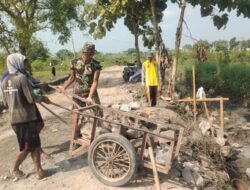 Babinsa Koramil 0817/03 Kedamean dan Warga Gelar Karya Bakti pengerjaan Tanggul Penahan Tanah di Desa Ngepung