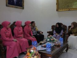 Dalam Menyambut Hari Bhayangkara ke-79 Kapolda Lampung Anjangsana  ke Keluarga Briptu Anumerta Ghalib Surya Ganta 