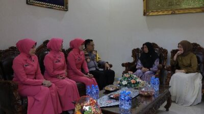 Dalam Menyambut Hari Bhayangkara ke-79 Kapolda Lampung Anjangsana  ke Keluarga Briptu Anumerta Ghalib Surya Ganta 