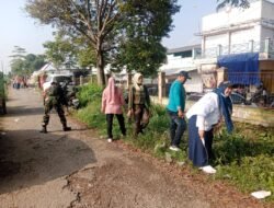 Pelda Sigit Pimpin Babinsa dan DLH Bersihkan Tumpukan Sampah di Pasar Bancaran