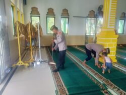 Polsek Ketol Gelar Bakti Sosial Religi di Masjid At-Taqwa Sambut Hari Bhayangkara ke-79, Disertai Pemberian Alat Kebersihan
