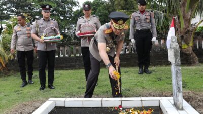 Dalam Rangka HUT Bhayangkara ke -79 Menghormati Jasa Para Pahlawan, Kapolda Bali Berziarah dan Tabur Bunga 