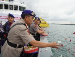 Sambut Hari Bhayangkara Ke-79, Waka Polda Bali Pimpin Upacara Tabur Bunga, di Laut Benoa