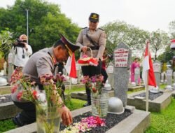 Jelang Hari Bhayangkara, Kapolri Ziarah, ke Makam BJ Habibie dan Hoegeng