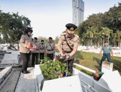 Hari Bhayangkara ke – 79 Polda Jatim Kenang Jasa Para Pahlawan, Ziarah dan Tabur Bunga di TMP