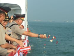 Polda Jatim Tabur Bunga di Laut Kenang Semangat Juang Pahlawan di Hari Bhayangkara ke -79