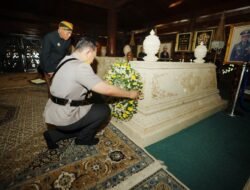 Setelah BJ Habibie, Kapolri Melanjutkan Ziarah ke Makam Presiden RI ke-2 Soeharto