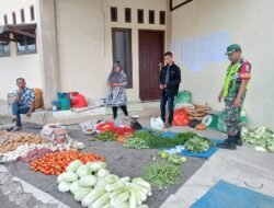 Babinsa Koramil Linge Jalin Komsos dengan Pedagang Pasar Sayur di Kute Riyem