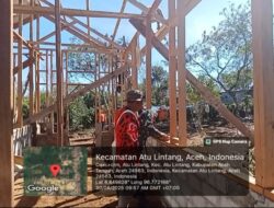 Babinsa Koramil 07/Atu Lintang Bantu Warga Bangun Rumah Semi Permanen