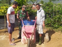 Babinsa Bantu Warga Desa Bukit Kemuning Buat Pupuk Kompos