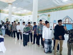 Personil Polres Mesuji Yang Di Pimpin Kabag Ops Melaksana Kan Pengamanan Penyambutan Jamaah Haji Bertempat Di Masjid Arriyadh Deda Brabasan
